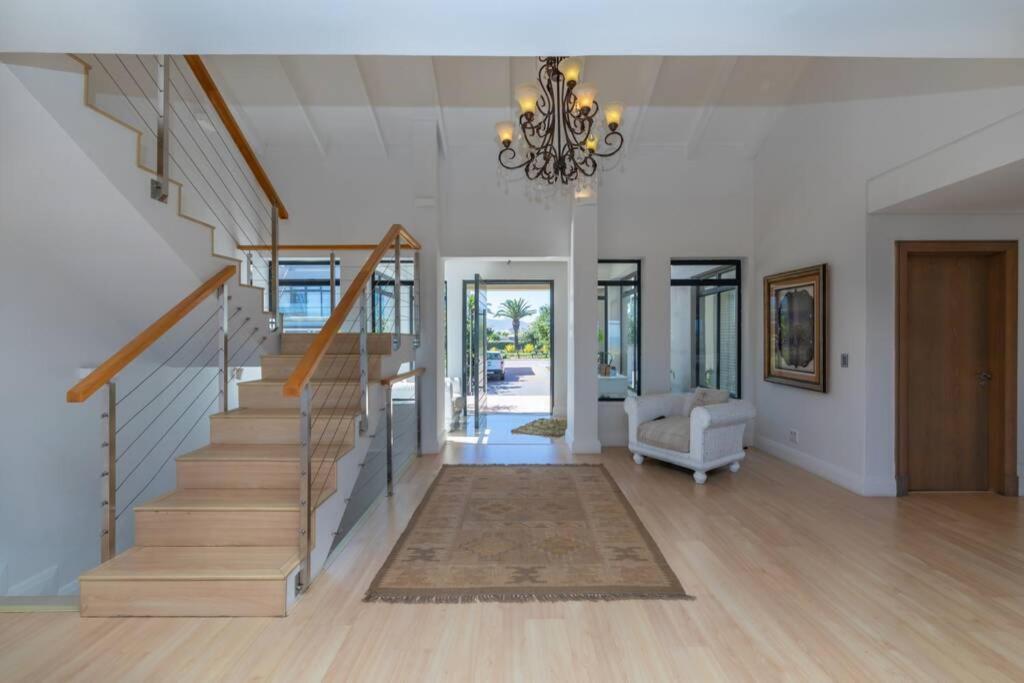 Paradis - Ocean Front With Views To Behold! *