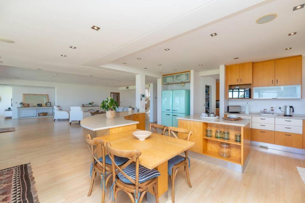 Villa Paradis - Ocean Front With Views To Behold! *